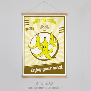 Può includere: Un poster in stile vintage con uno schema di colori giallo e marrone. Il poster presenta un'illustrazione di tre banane con facce, e il testo "Karting Racers dal 1993" e "Enjoy your meal."