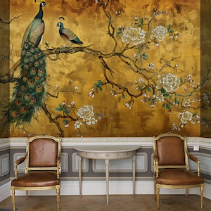 K&ouml;nnte beinhalten: Eine gold- und braune Tapetenmalerei mit einem Pfau und einem kleineren Vogel, der auf einem Ast mit wei&szlig;en Bl&uuml;ten sitzt. Die Malerei wird in einem Raum mit zwei St&uuml;hlen und einem Tisch gezeigt.