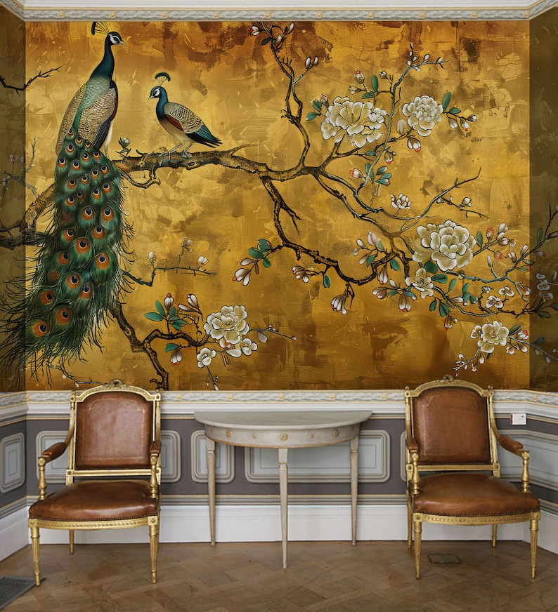 K&ouml;nnte beinhalten: Eine gold- und braune Tapetenmalerei mit einem Pfau und einem kleineren Vogel, der auf einem Ast mit wei&szlig;en Bl&uuml;ten sitzt. Die Malerei wird in einem Raum mit zwei St&uuml;hlen und einem Tisch gezeigt.