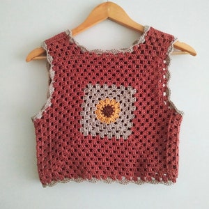 Gehaakte crop top, oma vierkant vest, gehaakt vest, gebreide Boho top, bloemen gehaakte top afbeelding 1