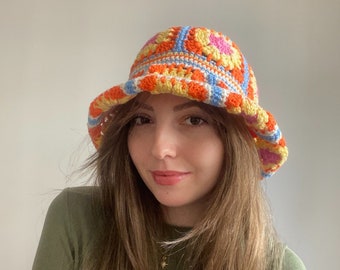 Virkad fyrkantig hinkhatt för mormor: Handstickad färgglad sommarhatt, bohemisk blommig mössa