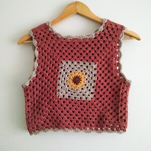 Gehaakte crop top, oma vierkant vest, gehaakt vest, gebreide Boho top, bloemen gehaakte top afbeelding 4