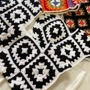 Pasamontañas de ganchillo, pasamontañas cuadradas de la abuela, pasamontañas unisex tejidas a mano, sombrero de invierno blanco y negro hecho a mano, regalo para ella imagen 10