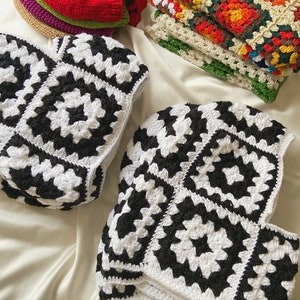 Pasamontañas de ganchillo, pasamontañas cuadradas de la abuela, pasamontañas unisex tejidas a mano, sombrero de invierno blanco y negro hecho a mano, regalo para ella imagen 3