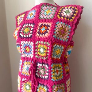 Häkelkleid, Handgefertigtes Oma Quadrat Häkeln Midikleid, Rosa Boho Festival Kleid, Vintage-inspiriertes Sommer Häkelkleid