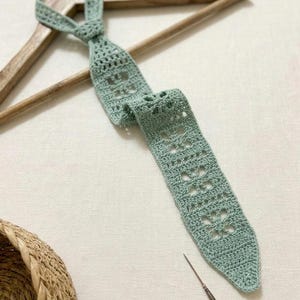 Virkad slips: Handgjord mintgrön virkad slips, bohemisk unisex slips