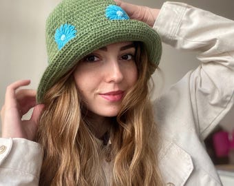 Crochet Bucket Hat, Green Bucket Hat, Crochet Daisy Hat, Crochet Green Bucket Hat with Blue Flower Motif, Vintage Style Hat