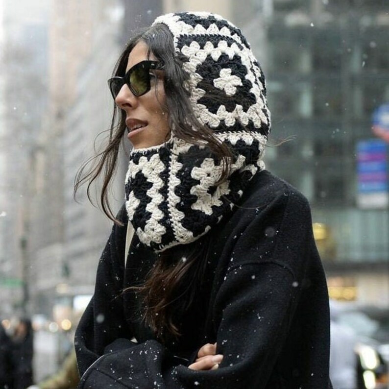 Pasamontañas de ganchillo, pasamontañas cuadradas de la abuela, pasamontañas unisex tejidas a mano, sombrero de invierno blanco y negro hecho a mano, regalo para ella imagen 2