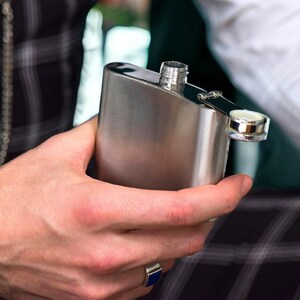 Spersonalizowana kolba, kieszonkowa kolba whisky, stalowa kolba whisky E, wygrawerowana monogramowa nazwa daty, pomysł na okazję z okazji szczytu blinders