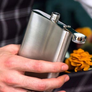 Spersonalizowana kolba, kieszonkowa kolba whisky, kolba whisky ze stali B, wygrawerowana monogramowa nazwa daty, pomysł na okazję z okazji szczytu blinders