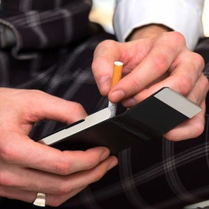 Portasigarette tascabile personalizzato, custodia per borsetta E nera, nome della data del monogramma inciso, regalo per il trentesimo compleanno, accessorio per paraocchi
