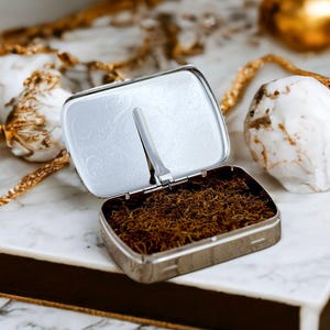 Scherzo personalizzato sul tabacco da arrotolare, custodia vintage in acciaio tascabile Finn Shelby, regalo vintage, idea di matrimonio, regalo di San Valentino personalizzato