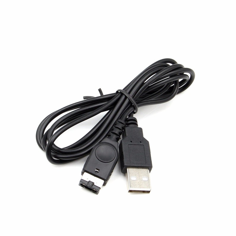 Op de afbeelding: Zwarte USB-kabel met een USB-A-connector aan het ene uiteinde en een Game Boy Advance-connector aan het andere uiteinde.