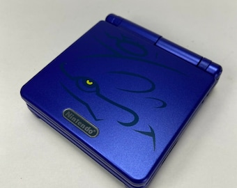 Renoverad GameBoy Advance GBA SP-konsol Pokemon Kyogre, ljusare bakgrundsbelyst IPS v2 x10-nivåskärm, 900 mAh batteri, i låda och laddare.
