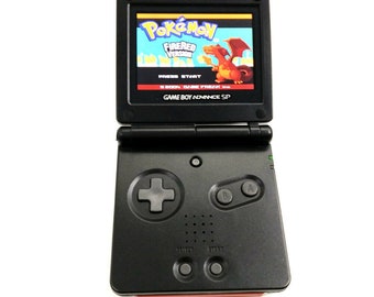 GBA SP GameBoy Advance-konsol, mattsvart, renoverad, ljusare bakgrundsbelyst IPS v2 x10-skärm, 900 mAh batteri, i låda och laddare.