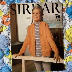 Sirdar 4059 DK Raglan Children&#39;s Cardigan Original Vintage Knitting Pattern 1970s
