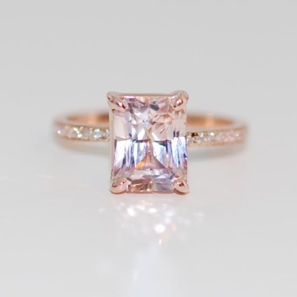 Incroyable nuance Peach Sapphire Ring Cushion Cut Gemstone Ring, bague de fiançailles Cocktail Ring Cadeau pour sa bague et ses bijoux en saphir pêche.