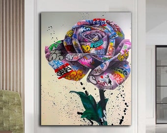 Puede incluir: Una rosa grande de color rosa sobre un fondo blanco. La rosa está cubierta de grafitis coloridos, incluyendo palabras como "love", "peace" y "hope".