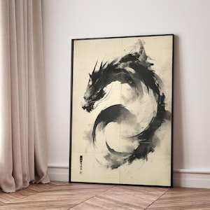 Könnte beinhalten: Gerahmter Kunstdruck mit einem schwarz-weißen Drachendesign. Der Drache ist in einem wirbelnden, abstrakten Stil mit dynamischen Pinselstrichen dargestellt. Das Kunstwerk ist vor einem cremefarbenen Hintergrund platziert und in einem schwarzen Rahmen eingefasst. Der Druck wird auf einem Holzboden ausgestellt.