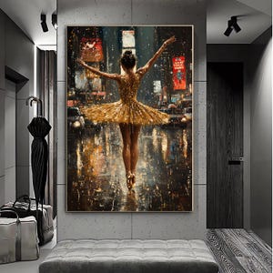 Op de afbeelding: Een schilderij van een ballerina die een gouden tutu draagt en in de regen danst. De achtergrond is een straat in de stad met gebouwen en lantaarns.