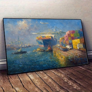 Może przedstawiać: Obraz olejny przedstawiający scenę portową z dużym niebiesko-pomarańczowym statkiem towarowym, holownikami i kolorowymi kontenerami transportowymi. Dzieło jest oprawione w czarną ramę i osadzone na tle błękitnego nieba. Obraz jest wystawiony na drewnianej podłodze.