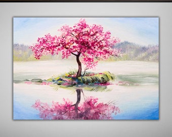 以下が含まれることがあります： 湖の中に浮かぶ小さな島に、ピンクの花を咲かせた木が描かれた絵画。木は水面に映っています。
