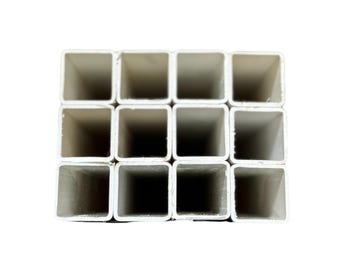 Paquete de piquetes de PVC de 1 pulgada cuadrada x 47 pulgadas (12 piquetes)