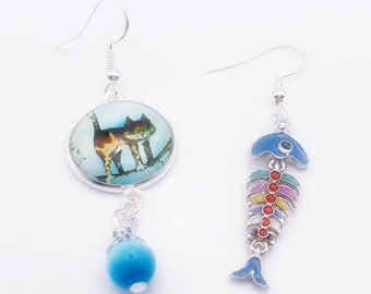 Boucles d'oreilles dépareillées CHAT et arête de poisson multicolore