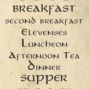 Peut inclure: Une illustration de style vintage de différents moments de repas, y compris le petit-déjeuner, le deuxième petit-déjeuner, les onze heures, le déjeuner, le thé de l'après-midi, le dîner et le souper. Le texte est écrit dans une police décorative et est entouré d'une bordure florale.