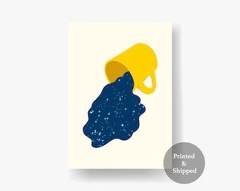 Op de afbeelding: Een kunstafdruk met een gele mok die een donkerblauwe vloeistof met witte sterren op een crèmekleurige achtergrond uitschenkt. De print heeft een minimalistisch ontwerp, met een rond label met de tekst "Printed & Shipped".