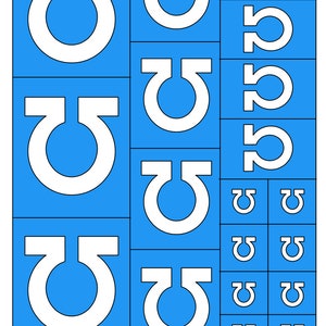 Puede incluir: Una hoja de pegatinas de vinilo azul con símbolos "U" blancos. La hoja incluye una variedad de tamaños y cantidades del símbolo. La hoja está etiquetada como "STEEL HARPY GAMING".
