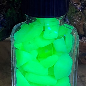 Vintage 1950&#39;s Bayer Square Embossed Bottle! Opaque glower! SV1093