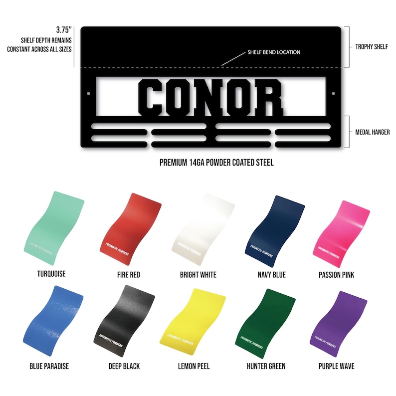Puede incluir: Un colgador de medallas de metal negro con el nombre "CONOR" en letras blancas grandes. El colgador tiene 10 ranuras para medallas y un peque&ntilde;o estante en la parte superior. El colgador est&aacute; disponible en 10 colores diferentes: turquesa, rojo fuego, blanco brillante, azul marino, rosa pasi&oacute;n, azul para&iacute;so, negro profundo, c&aacute;scara de lim&oacute;n, verde cazador y morado.
