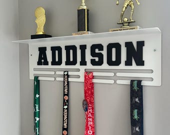 Soporte personalizado para medallas y trofeos - Soporte para medallas con texto personalizado, 8 peldaños para medallas y cintas, colgador para medallas, exhibidor de medallas, premio/regalo