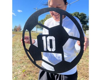 Letrero de número de balón de fútbol personalizado - Arte mural de metal - Letrero de número de fútbol, letrero con nombre deportivo, regalo para jugadores de fútbol, voleibol y fútbol