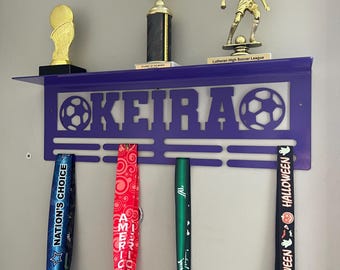 Colgador de medallas y estante para trofeos de fútbol con nombre personalizado - Porta medallas con texto personalizado, 8 peldaños para medallas y cintas, expositor de medallas, regalo de premio