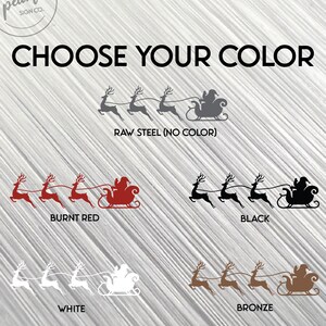 Puede incluir: Elige el color de tu silueta de metal de Pap&aacute; Noel y renos. Las opciones son acero en bruto, rojo quemado, negro, blanco y bronce.