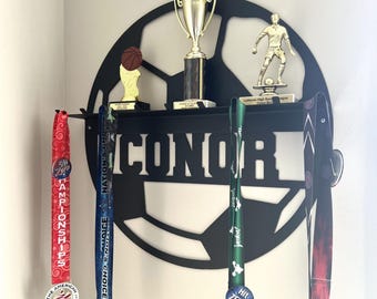 Soporte personalizado para medallas y trofeos - Letrero personalizado de fútbol infantil - Soporte para medallas con texto personalizado, 8 peldaños para exhibir medallas, cintas y premios