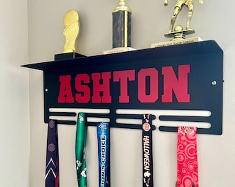 Soporte personalizado para medallas y trofeos - Soporte para medallas con texto personalizado, 8 peldaños para medallas y cintas, colgador para medallas, exhibidor de medallas, premio/regalo