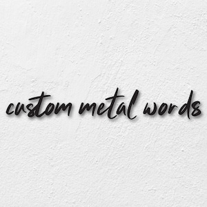 Puede incluir: Palabras de metal personalizadas sobre un fondo blanco texturizado.