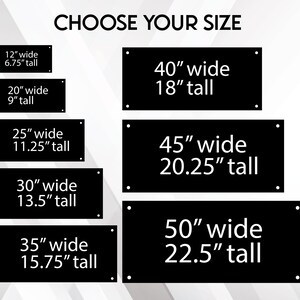 Pu&ograve; includere: Segni rettangolari neri con testo bianco che indica le opzioni di dimensione. Le dimensioni variano da 30,5 cm di larghezza x 17,1 cm di altezza a 127 cm di larghezza x 57,2 cm di altezza. Il testo "CHOOSE YOUR SIZE" &egrave; in alto. Ogni segno ha quattro piccoli punti bianchi.
