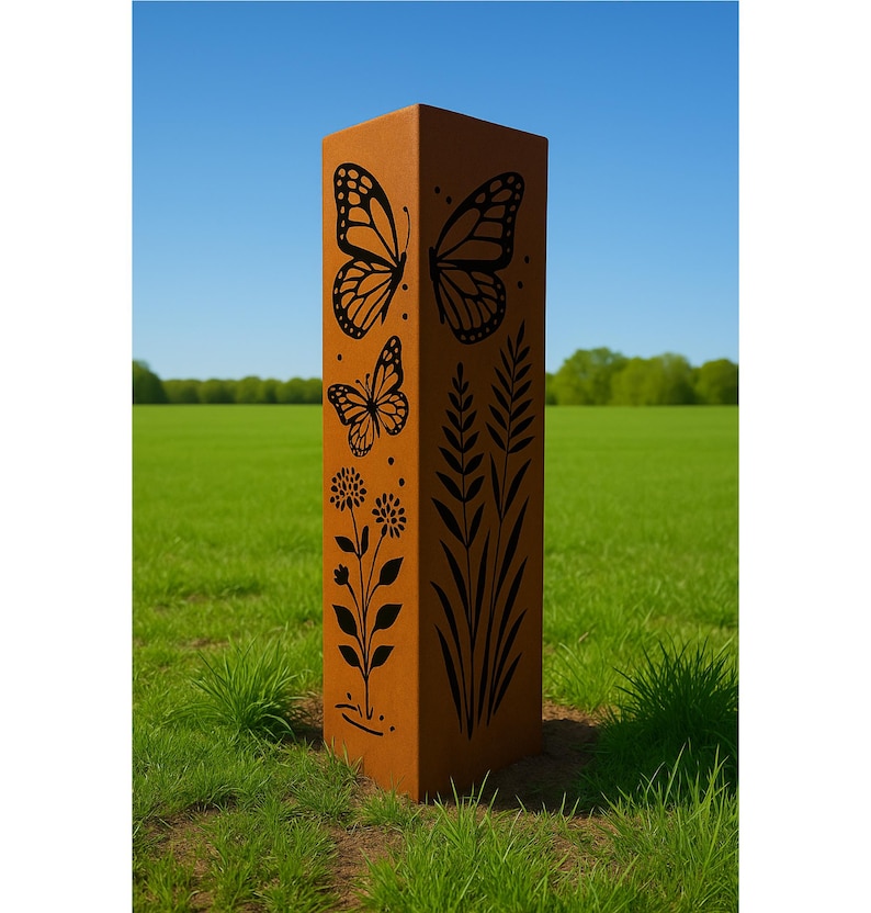K&ouml;nnte beinhalten: Ein hoher, rechteckiger Gartenpfosten aus rostbraunem Metall. Der Pfosten weist schwarze Ausschnitte von Schmetterlingen, Blumen und Weizen&auml;hren auf. Der Pfosten steht auf einer Wiese unter blauem Himmel.