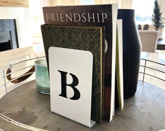 Spersonalizowana podpórka do książek z monogramem / Podpórka do książek z inicjałem nazwiska / Niestandardowa podpórka do książek / Unikalne podpórki do książek / Minimalistyczny wystrój domu / Podstawka do książek z imieniem