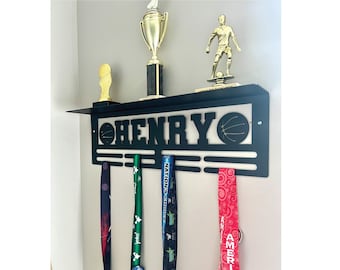Colgador de medallas y estante para trofeos de baloncesto con nombre personalizado - Porta medallas con texto personalizado, 8 peldaños para medallas y cintas, expositor de medallas, regalo de premio