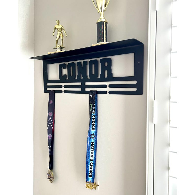 Soporte personalizado para medallas y trofeos - Soporte para medallas con texto personalizado, 8 peldaños para medallas y cintas, colgador para medallas, exhibidor de medallas, premio/regalo imagen 1