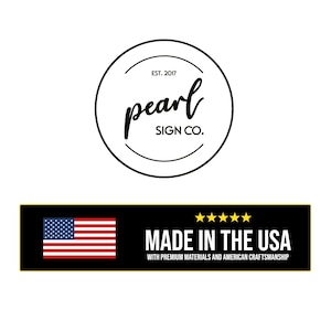 K&ouml;nnte beinhalten: Ein schwarz-wei&szlig;es Logo f&uuml;r Pearl Sign Co. wird &uuml;ber einem schwarzen Banner mit dem Text "MADE IN THE USA" und der amerikanischen Flagge angezeigt. Auf dem Banner steht auch "WITH PREMIUM MATERIALS AND AMERICAN CRAFTSMANSHIP."