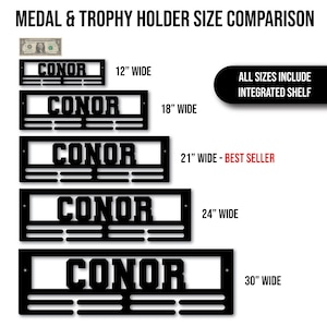 Puede incluir: Un gr&aacute;fico de comparaci&oacute;n de tama&ntilde;os para porta medallas y trofeos. El gr&aacute;fico muestra cinco tama&ntilde;os diferentes de porta medallas de metal negro con el nombre "CONOR" impreso en cada uno. Los tama&ntilde;os son de 12 pulgadas, 18 pulgadas, 21 pulgadas, 24 pulgadas y 30 pulgadas de ancho. Todos los tama&ntilde;os incluyen una repisa integrada.