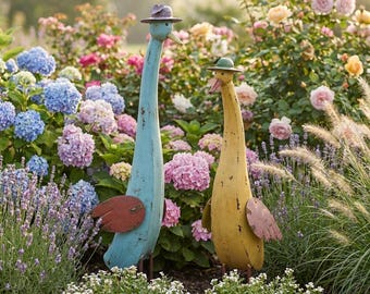 Statuette da giardino in metallo a forma di anatra con cappello, decorazioni colorate per esterni, ornamenti stravaganti per patio, accenti per giardino in stile rustico, regalo per gli amanti del giardinaggio.