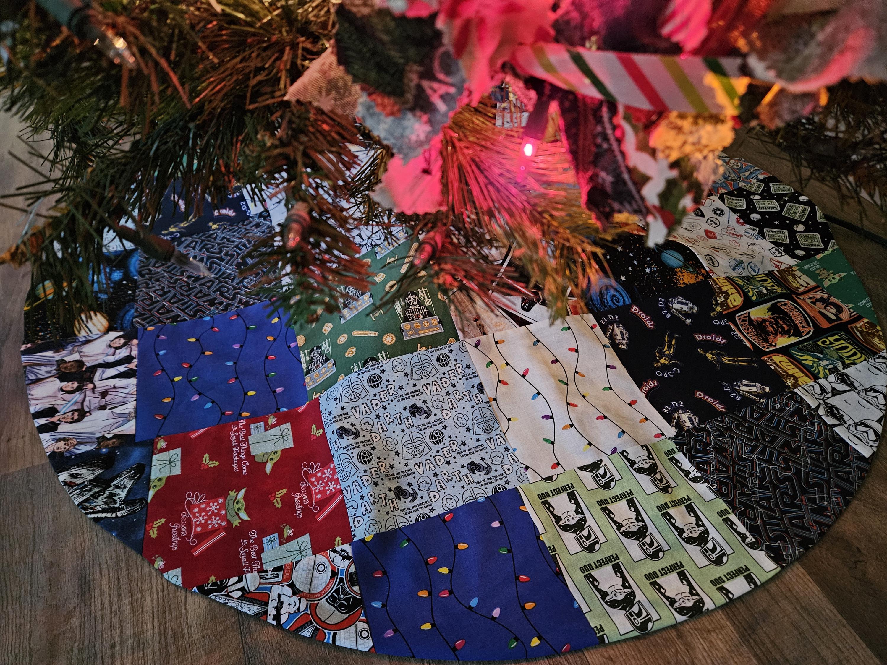 おばあちゃんのスクラップで作るスターウォーズのクリスマスツリー