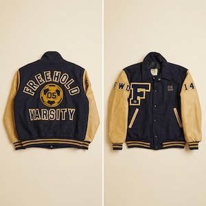 Puede incluir: Una chaqueta universitaria azul marino y beige con un gráfico de balón de fútbol y el texto FREEHOLD VARSITY en la espalda. El frente muestra una letra F grande, el texto FWD, el número 14 y el texto bordado Erik 2005 en el pecho.